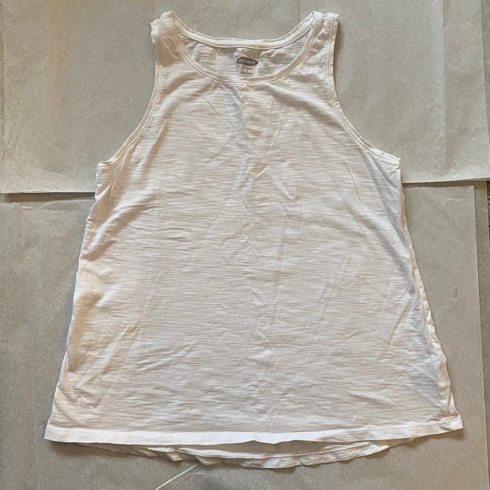 ⚪️white tank top⚪️